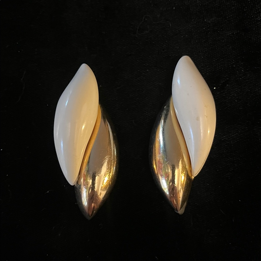 Jay Feinberg Ivory Goldtone Large Vintage Signed Clip-on Jewelry Earrings